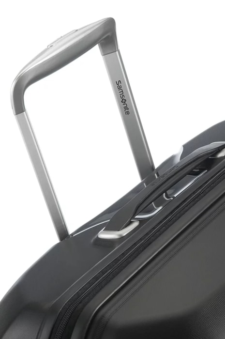 În ceea ce privește spațiul de depozitare, trolerul este echipat cu un compartiment inferior cu bretele pentru fixarea conținutului și un compartiment superior cu pereți despărțitori. SAMSONITE, ÎN CEEA CE PRIVEȘTE SPAȚIUL DE DEPOZITARE, TROLERUL ESTE ECHIPAT CU UN COMPARTIMENT INFERIOR CU BRETELE PENTRU FIXAREA CONȚINUTULUI ȘI UN COMPARTIMENT SUPERIOR CU PEREȚI DESPĂRȚITORI. - TROLERE RIGIDE - TROLERE ȘI GENȚI DE VOIAJ