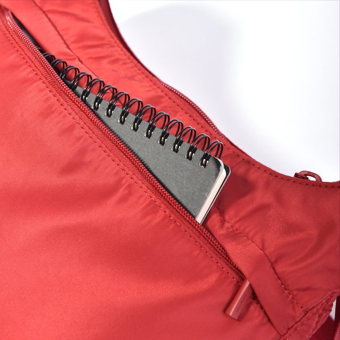 Další přihrádka na zip je pro vás k dispozici na zadní straně kabelky. HEDGREN, DALŠÍ PŘIHRÁDKA NA ZIP JE PRO VÁS K DISPOZICI NA ZADNÍ STRANĚ KABELKY. - KABELKY PŘES RAMENO - KABELKY