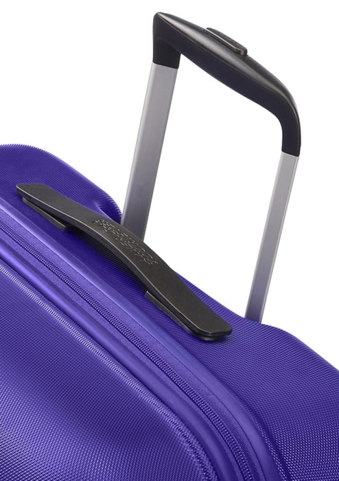 V jeho výbavě dále najdete odolnou výsuvnou rukojeť, která usnadňuje zvedání a přenášení zavazadla. AMERICAN TOURISTER, V JEHO VÝBAVĚ DÁLE NAJDETE ODOLNOU VÝSUVNOU RUKOJEŤ, KTERÁ USNADŇUJE ZVEDÁNÍ A PŘENÁŠENÍ ZAVAZADLA. - PŘÍRUČNÍ ZAVAZADLA - CESTOVNÍ KUFRY A TAŠKY