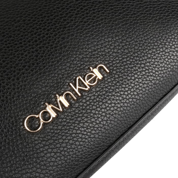 Dámská crossbody kabelka z kolekce Neat je vyrobena ze syntetické kůže v zrnité úpravě. CALVIN KLEIN, DÁMSKÁ CROSSBODY KABELKA Z KOLEKCE NEAT JE VYROBENA ZE SYNTETICKÉ KŮŽE V ZRNITÉ ÚPRAVĚ. - CROSSBODY KABELKY - KABELKY