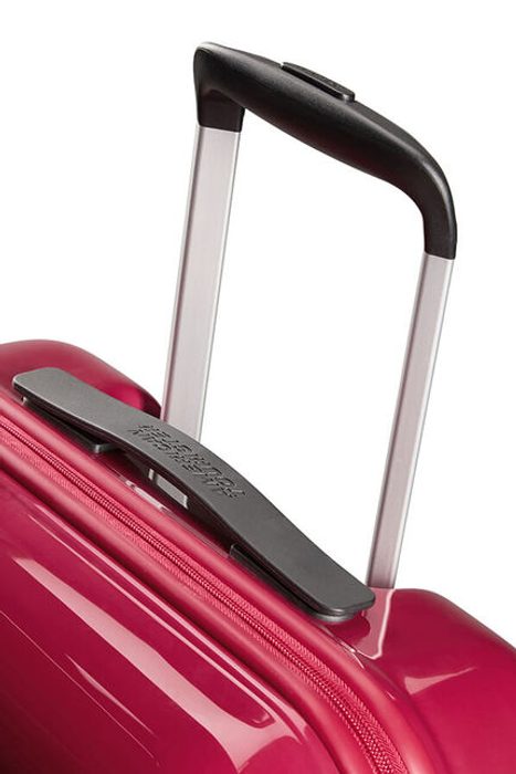 Nesmí chybět ani výsuvná rukojeť s aretací a horní madlo pro snadnou manipulaci. AMERICAN TOURISTER, NESMÍ CHYBĚT ANI VÝSUVNÁ RUKOJEŤ S ARETACÍ A HORNÍ MADLO PRO SNADNOU MANIPULACI. - PŘÍRUČNÍ ZAVAZADLA - CESTOVNÍ KUFRY A TAŠKY