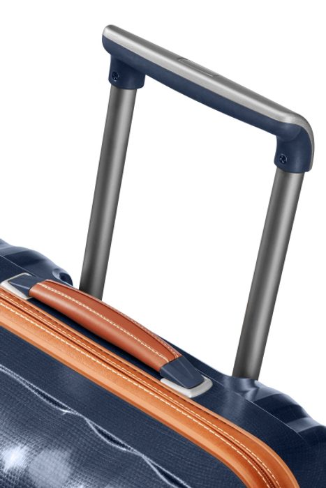 Dále obsahuje jednu boční kapsu na zip a odnímatelnou přepážku s ramínkem, která může být také použita jako samostatná přepážka SAMSONITE, DÁLE OBSAHUJE JEDNU BOČNÍ KAPSU NA ZIP A ODNÍMATELNOU PŘEPÁŽKU S RAMÍNKEM, KTERÁ MŮŽE BÝT TAKÉ POUŽITA JAKO SAMOSTATNÁ PŘEPÁŽKA - SKOŘEPINOVÉ KUFRY - CESTOVNÍ KUFRY A TAŠKY