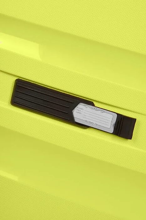 Na zadní straně je kufr doplněn integrovanou jmenovkou. AMERICAN TOURISTER, NA ZADNÍ STRANĚ JE KUFR DOPLNĚN INTEGROVANOU JMENOVKOU. - SKOŘEPINOVÉ KUFRY - CESTOVNÍ KUFRY A TAŠKY