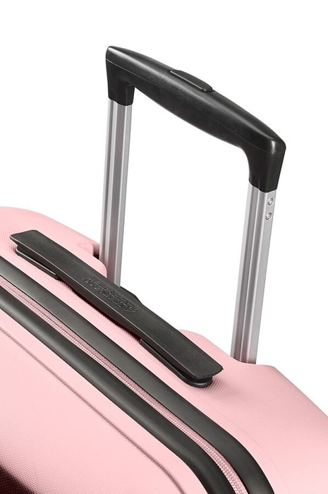 Viacstupňová rukoväť s tlačidlom a zámkom umožňuje pohodlné nastavenie pre cestovateľov akejkoľvek výšky. AMERICAN TOURISTER, VIACSTUPŇOVÁ RUKOVÄŤ S TLAČIDLOM A ZÁMKOM UMOŽŇUJE POHODLNÉ NASTAVENIE PRE CESTOVATEĽOV AKEJKOĽVEK VÝŠKY. - ŠKRUPINOVÉ KUFRE - CESTOVNÉ KUFRE A TAŠKY