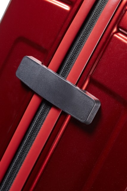 Neopulse este un troler cu carcasă rigidă care combină perfect greutatea redusă și rezistența grație designului armat brevetat și a colțurilor cu extra protecție. SAMSONITE, NEOPULSE ESTE UN TROLER CU CARCASĂ RIGIDĂ CARE COMBINĂ PERFECT GREUTATEA REDUSĂ ȘI REZISTENȚA GRAȚIE DESIGNULUI ARMAT BREVETAT ȘI A COLȚURILOR CU EXTRA PROTECȚIE. - TROLERE RIGIDE - TROLERE ȘI GENȚI DE VOIAJ