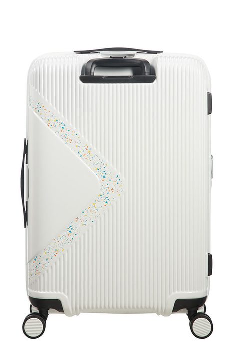 Na přední straně kufru se vyjímá logo značky American Tourister. AMERICAN TOURISTER, NA PŘEDNÍ STRANĚ KUFRU SE VYJÍMÁ LOGO ZNAČKY AMERICAN TOURISTER. - SKOŘEPINOVÉ KUFRY - CESTOVNÍ KUFRY A TAŠKY