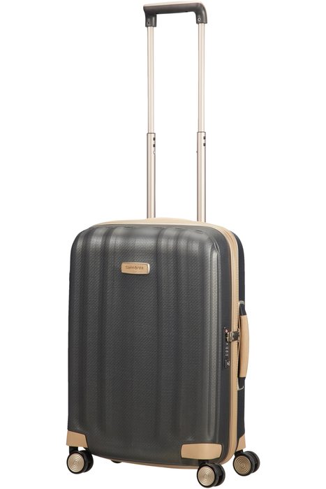 Snadnou manévrovatelnost a dynamické ovládání kufru mají na svědomí 4 hladká extra tichá kolečka otočná o 360°. SAMSONITE, SNADNOU MANÉVROVATELNOST A DYNAMICKÉ OVLÁDÁNÍ KUFRU MAJÍ NA SVĚDOMÍ 4 HLADKÁ EXTRA TICHÁ KOLEČKA OTOČNÁ O 360°. - PŘÍRUČNÍ ZAVAZADLA - CESTOVNÍ KUFRY A TAŠKY