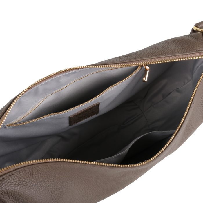 Hlavní přihrádka je uzavíratelná dvoucestným zipem. Uvnitř je jedna otevřená kapsa a kapsa na zip. ELEGA BY DANA M, HLAVNÍ PŘIHRÁDKA JE UZAVÍRATELNÁ DVOUCESTNÝM ZIPEM. UVNITŘ JE JEDNA OTEVŘENÁ KAPSA A KAPSA NA ZIP. - KABELKY PŘES RAMENO - KABELKY