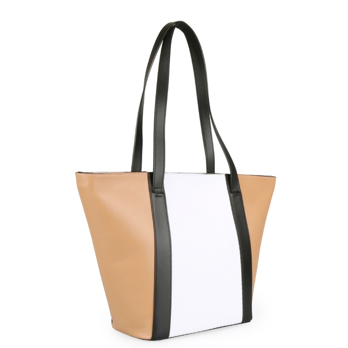 Díky dostatečně dlouhým uchům (60 cm) lze kabelku pohodlně nosit přes rameno. ELEGA BY DANA M, DÍKY DOSTATEČNĚ DLOUHÝM UCHŮM (60 CM) LZE KABELKU POHODLNĚ NOSIT PŘES RAMENO. - KABELKY PŘES RAMENO - KABELKY