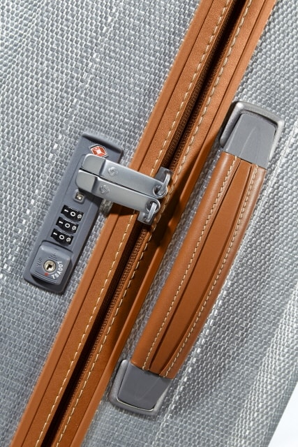 Toto elegantní zavazadlo obsahuje plně integrovaný kombinovaný zámek s TSA zámkem pro bezpečné cestování kolem světa SAMSONITE, TOTO ELEGANTNÍ ZAVAZADLO OBSAHUJE PLNĚ INTEGROVANÝ KOMBINOVANÝ ZÁMEK S TSA ZÁMKEM PRO BEZPEČNÉ CESTOVÁNÍ KOLEM SVĚTA - SKOŘEPINOVÉ KUFRY - CESTOVNÍ KUFRY A TAŠKY