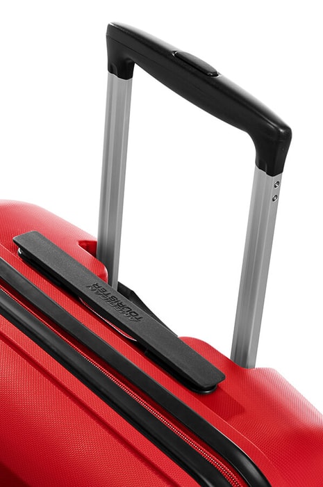 Viacstupňová rukoväť s tlačidlom a zámkom umožňuje pohodlné nastavenie pre cestovateľov akejkoľvek výšky. AMERICAN TOURISTER, VIACSTUPŇOVÁ RUKOVÄŤ S TLAČIDLOM A ZÁMKOM UMOŽŇUJE POHODLNÉ NASTAVENIE PRE CESTOVATEĽOV AKEJKOĽVEK VÝŠKY. - ŠKRUPINOVÉ KUFRE - CESTOVNÉ KUFRE A TAŠKY