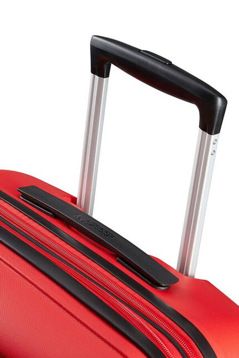 Dále v jeho výbavě naleznete výsuvnou dvojitou trolej s aretací a horní a boční madlo. AMERICAN TOURISTER, DÁLE V JEHO VÝBAVĚ NALEZNETE VÝSUVNOU DVOJITOU TROLEJ S ARETACÍ A HORNÍ A BOČNÍ MADLO. - SKOŘEPINOVÉ KUFRY - CESTOVNÍ KUFRY A TAŠKY