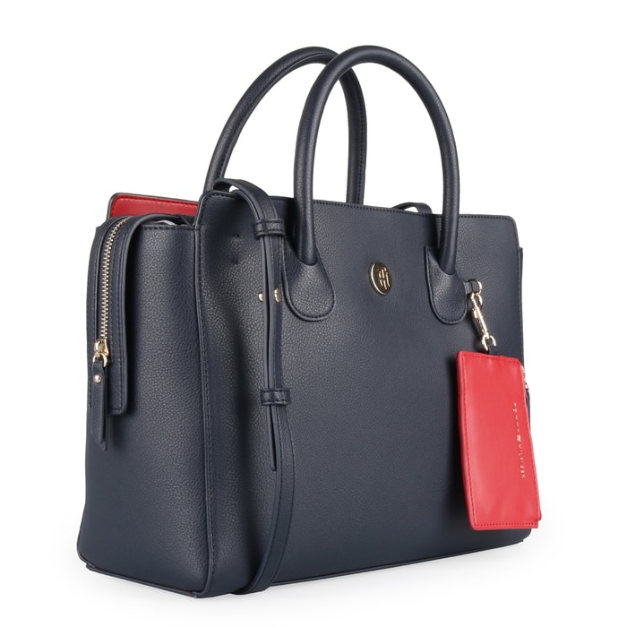 Kabelku je možné nosiť pohodlne v ruke, cez rameno, no aj crossbody. Súčasťou je odnímateľný nastaviteľný popruh s maximálnou dĺžkou 135 cm. TOMMY HILFIGER, KABELKU JE MOŽNÉ NOSIŤ POHODLNE V RUKE, CEZ RAMENO, NO AJ CROSSBODY. SÚČASŤOU JE ODNÍMATEĽNÝ NASTAVITEĽNÝ POPRUH S MAXIMÁLNOU DĹŽKOU 135 CM. - KABELKY CEZ RAMENO - KABELKY
