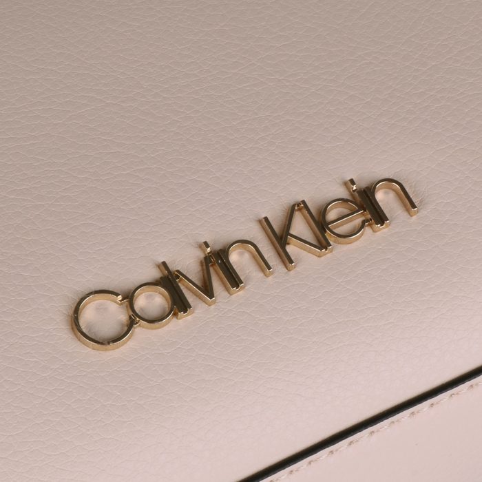 Vyrobeno ze syntetické kůže. CALVIN KLEIN, VYROBENO ZE SYNTETICKÉ KŮŽE. - CROSSBODY KABELKY - KABELKY