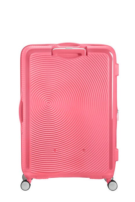 Hravý kruhový vzhled s kontrastním matným a lesklým povrchem jistě zaujme všude, kam se s ním podíváte. AMERICAN TOURISTER, HRAVÝ KRUHOVÝ VZHLED S KONTRASTNÍM MATNÝM A LESKLÝM POVRCHEM JISTĚ ZAUJME VŠUDE, KAM SE S NÍM PODÍVÁTE. - SKOŘEPINOVÉ KUFRY - CESTOVNÍ KUFRY A TAŠKY