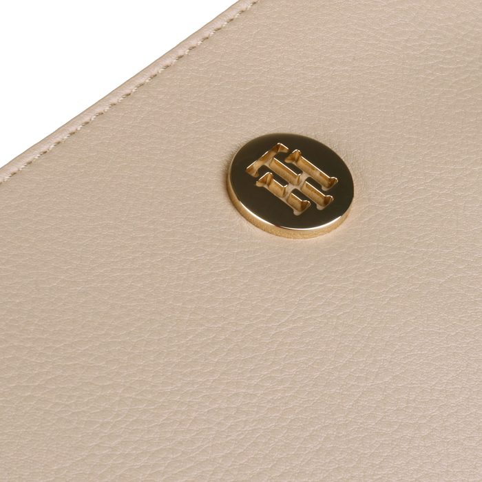 Přední stranu dámské kabelky Tommy zdobí decentní logo značky. TOMMY HILFIGER, PŘEDNÍ STRANU DÁMSKÉ KABELKY TOMMY ZDOBÍ DECENTNÍ LOGO ZNAČKY. - CROSSBODY KABELKY - KABELKY