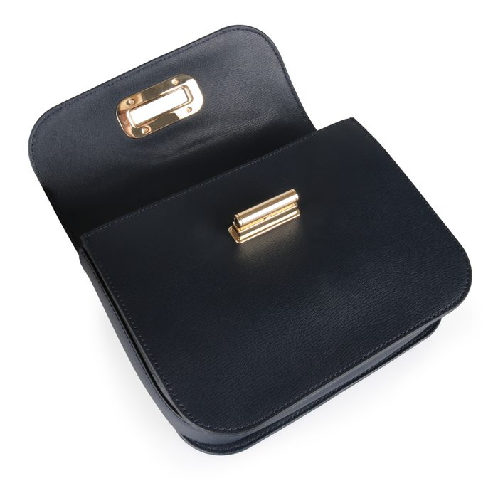 Kabelku zapnete pomocou chlopne s otočným kovovým zámkom. TOMMY HILFIGER, KABELKU ZAPNETE POMOCOU CHLOPNE S OTOČNÝM KOVOVÝM ZÁMKOM. - CROSSBODY KABELKY - KABELKY