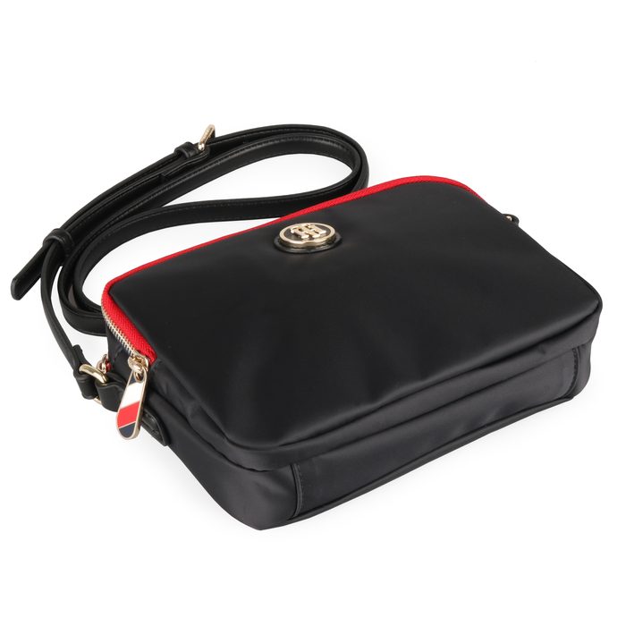 Na svých cestách oceníte také bezpečné zavírání na zip. TOMMY HILFIGER, NA SVÝCH CESTÁCH OCENÍTE TAKÉ BEZPEČNÉ ZAVÍRÁNÍ NA ZIP. - CROSSBODY KABELKY - KABELKY