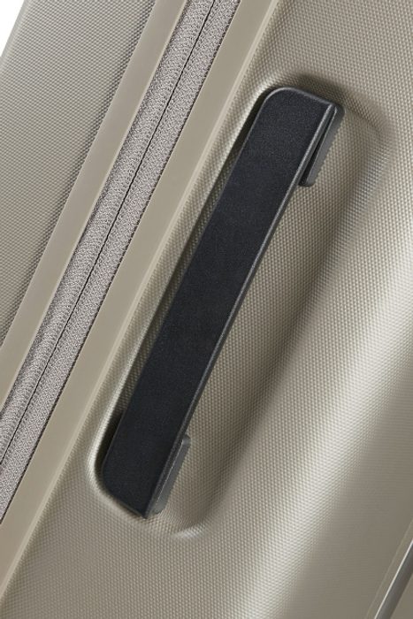 Pohodlnú manipuláciu obstará horné a bočné madlo. SAMSONITE, POHODLNÚ MANIPULÁCIU OBSTARÁ HORNÉ A BOČNÉ MADLO. - PRÍRUČNÁ BATOŽINA - CESTOVNÉ KUFRE A TAŠKY