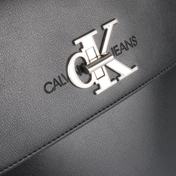 Dámsky batoh z kolekcie CKJ Monogram je vyrobený zo syntetickej kože v hladkej úprave. CALVIN KLEIN, DÁMSKY BATOH Z KOLEKCIE CKJ MONOGRAM JE VYROBENÝ ZO SYNTETICKEJ KOŽE V HLADKEJ ÚPRAVE. - DÁMSKE BATOHY - BATOHY