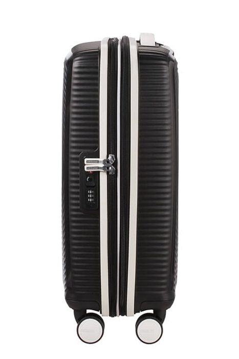 Pro pohodlné převážení z místa na místo je kufr vybaven čtyřmi dvojitými kolečky, která se otáčejí v plném rozsahu 360°. AMERICAN TOURISTER, PRO POHODLNÉ PŘEVÁŽENÍ Z MÍSTA NA MÍSTO JE KUFR VYBAVEN ČTYŘMI DVOJITÝMI KOLEČKY, KTERÁ SE OTÁČEJÍ V PLNÉM ROZSAHU 360°. - PŘÍRUČNÍ ZAVAZADLA - CESTOVNÍ KUFRY A TAŠKY