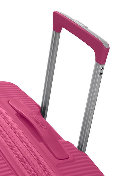 Snadnou manipulaci umožňuje polohovatelná trolej s nastavitelnou délkou a dvě madla (horní a boční). AMERICAN TOURISTER, SNADNOU MANIPULACI UMOŽŇUJE POLOHOVATELNÁ TROLEJ S NASTAVITELNOU DÉLKOU A DVĚ MADLA (HORNÍ A BOČNÍ). - SKOŘEPINOVÉ KUFRY - CESTOVNÍ KUFRY A TAŠKY