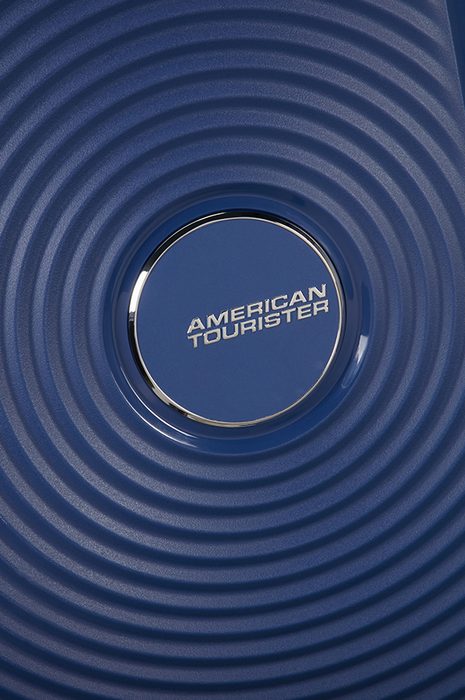 Hravý kruhový vzhled s kontrastním matným a lesklým povrchem jistě zaujme všude, kam se s ním podíváte. AMERICAN TOURISTER, HRAVÝ KRUHOVÝ VZHLED S KONTRASTNÍM MATNÝM A LESKLÝM POVRCHEM JISTĚ ZAUJME VŠUDE, KAM SE S NÍM PODÍVÁTE. - SKOŘEPINOVÉ KUFRY - CESTOVNÍ KUFRY A TAŠKY