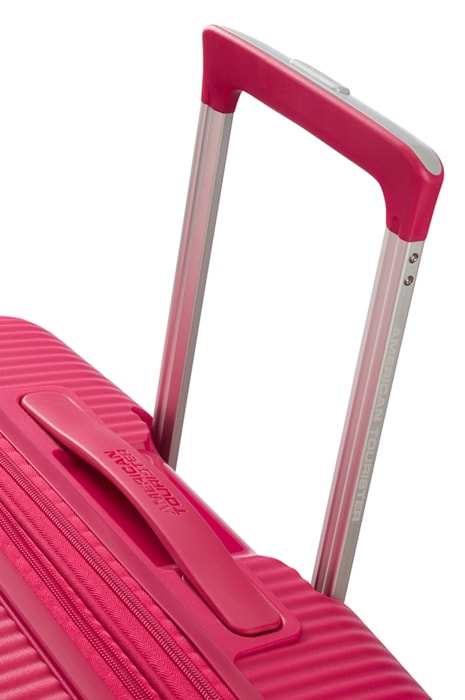 Snadnou manipulaci umožňuje polohovatelná trolej s nastavitelnou délkou a dvě madla (horní a boční). AMERICAN TOURISTER, SNADNOU MANIPULACI UMOŽŇUJE POLOHOVATELNÁ TROLEJ S NASTAVITELNOU DÉLKOU A DVĚ MADLA (HORNÍ A BOČNÍ). - SKOŘEPINOVÉ KUFRY - CESTOVNÍ KUFRY A TAŠKY