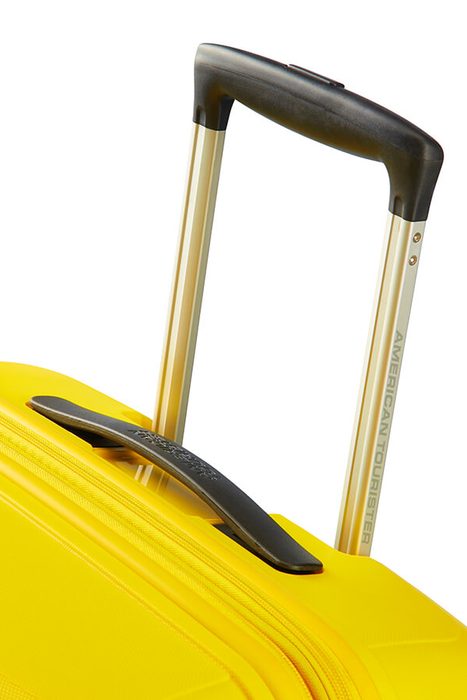 Odolná výsuvná rukoväť a horné madlo, ktoré zjednodušuje zdvíhanie a prenášanie batožiny. AMERICAN TOURISTER, ODOLNÁ VÝSUVNÁ RUKOVÄŤ A HORNÉ MADLO, KTORÉ ZJEDNODUŠUJE ZDVÍHANIE A PRENÁŠANIE BATOŽINY. - ŠKRUPINOVÉ KUFRE - CESTOVNÉ KUFRE A TAŠKY