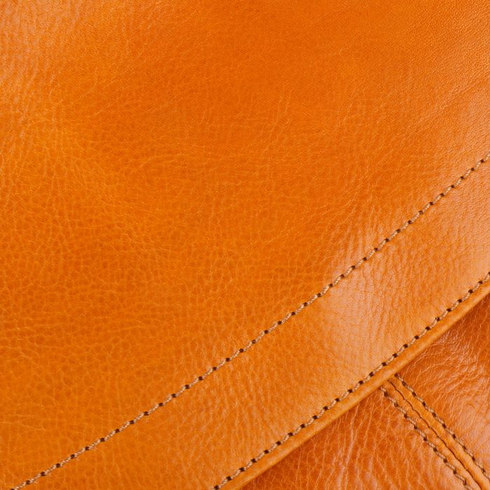 Kabelka je vyrobená z hovädzej kože. SNĚŽKA NÁCHOD, KABELKA JE VYROBENÁ Z HOVÄDZEJ KOŽE. - CROSSBODY KABELKY - KABELKY