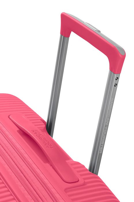 Snadnou manipulaci umožňuje polohovatelná trolej s nastavitelnou délkou a dvě madla (horní a boční). AMERICAN TOURISTER, SNADNOU MANIPULACI UMOŽŇUJE POLOHOVATELNÁ TROLEJ S NASTAVITELNOU DÉLKOU A DVĚ MADLA (HORNÍ A BOČNÍ). - SKOŘEPINOVÉ KUFRY - CESTOVNÍ KUFRY A TAŠKY
