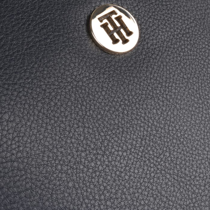 Přední stranu dámské kabelky Tommy zdobí decentní logo značky. TOMMY HILFIGER, PŘEDNÍ STRANU DÁMSKÉ KABELKY TOMMY ZDOBÍ DECENTNÍ LOGO ZNAČKY. - CROSSBODY KABELKY - KABELKY