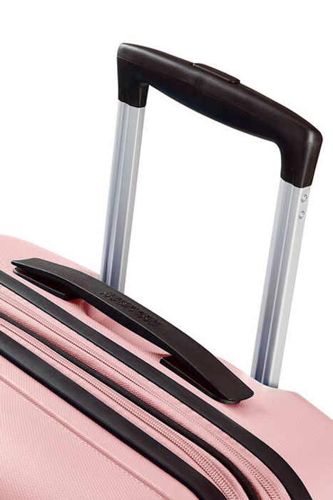 Dále v jeho výbavě naleznete výsuvnou dvojitou trolej s aretací a horní a boční madlo. AMERICAN TOURISTER, DÁLE V JEHO VÝBAVĚ NALEZNETE VÝSUVNOU DVOJITOU TROLEJ S ARETACÍ A HORNÍ A BOČNÍ MADLO. - SKOŘEPINOVÉ KUFRY - CESTOVNÍ KUFRY A TAŠKY