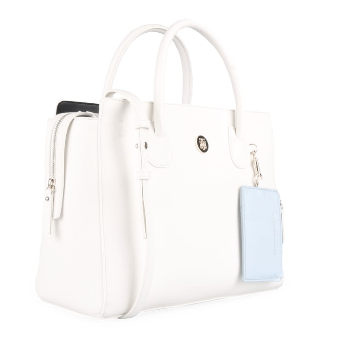 Kabelku je možné nosiť pohodlne v ruke, cez rameno, no aj crossbody. Súčasťou je odnímateľný nastaviteľný popruh s maximálnou dĺžkou 135 cm. TOMMY HILFIGER, KABELKU JE MOŽNÉ NOSIŤ POHODLNE V RUKE, CEZ RAMENO, NO AJ CROSSBODY. SÚČASŤOU JE ODNÍMATEĽNÝ NASTAVITEĽNÝ POPRUH S MAXIMÁLNOU DĹŽKOU 135 CM. - KABELKY CEZ RAMENO - KABELKY