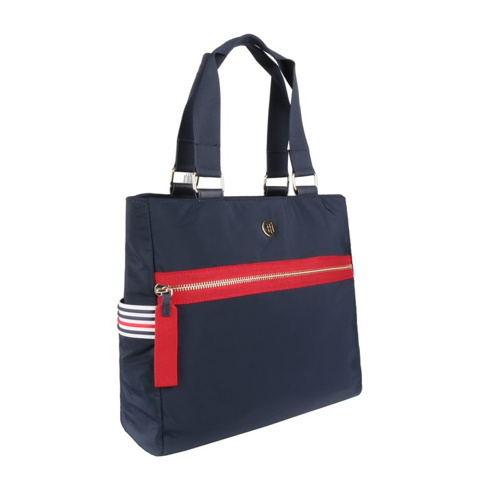 Vaše očekávání jistě splní shopper kabelka Youthful od značky Tommy Hilfiger. Nejenže se stane výborným pomocníkem, ale také skvělým doplňkem vašeho šatníku. TOMMY HILFIGER, VAŠE OČEKÁVÁNÍ JISTĚ SPLNÍ SHOPPER KABELKA YOUTHFUL OD ZNAČKY TOMMY HILFIGER. NEJENŽE SE STANE VÝBORNÝM POMOCNÍKEM, ALE TAKÉ SKVĚLÝM DOPLŇKEM VAŠEHO ŠATNÍKU. - SHOPPER KABELKY - KABELKY
