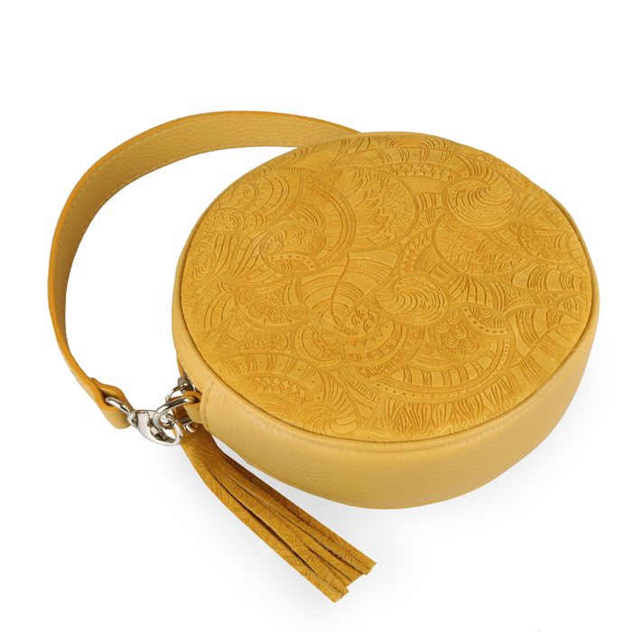 Zips kabelky je štýlovo zdobený koženými strapcami. ELEGA, ZIPS KABELKY JE ŠTÝLOVO ZDOBENÝ KOŽENÝMI STRAPCAMI. - CROSSBODY KABELKY - KABELKY