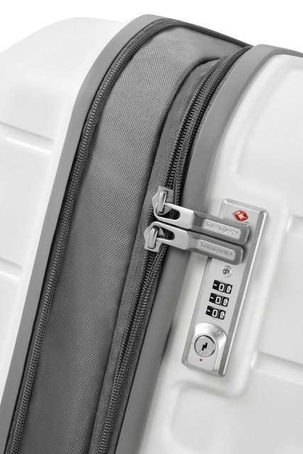 Trolerulul are fermoare duble care se pot bloca și un sistem de blocare cu trei cifre, cu încuietoare TSA pentru o călătorie sigură. SAMSONITE, TROLERULUL ARE FERMOARE DUBLE CARE SE POT BLOCA ȘI UN SISTEM DE BLOCARE CU TREI CIFRE, CU ÎNCUIETOARE TSA PENTRU O CĂLĂTORIE SIGURĂ. - TROLERE RIGIDE - TROLERE ȘI GENȚI DE VOIAJ