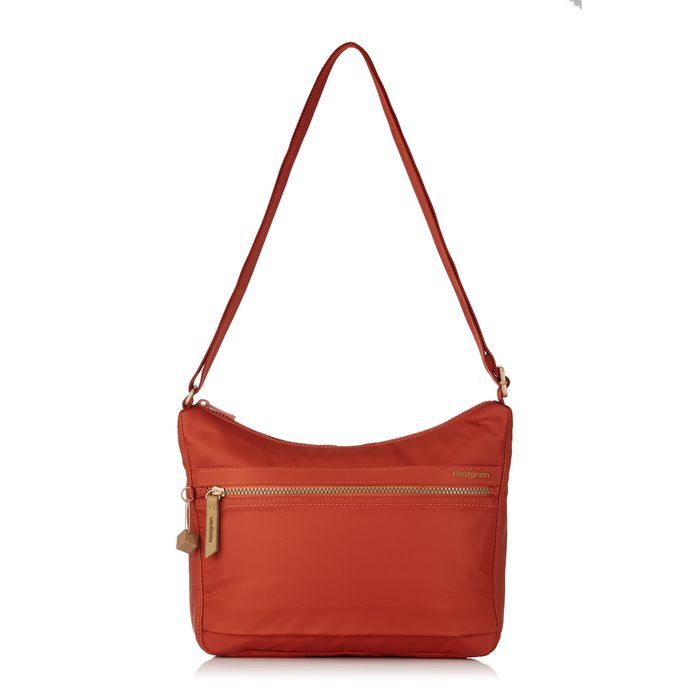 Nosit ji můžete buď přes rameno, nebo díky nastavitelnému popruhu (max. 130 cm) jako crossbody. Výběr je pouze na vás. HEDGREN, NOSIT JI MŮŽETE BUĎ PŘES RAMENO, NEBO DÍKY NASTAVITELNÉMU POPRUHU (MAX. 130 CM) JAKO CROSSBODY. VÝBĚR JE POUZE NA VÁS. - KABELKY PŘES RAMENO - KABELKY