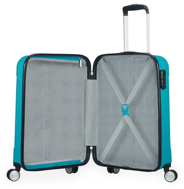 În ceea ce privește spațiul de depozitare, trolerul este echipat cu bretele pentru fixarea conținutului în spațiul inferior și un separator în spațiul superior. AMERICAN TOURISTER, ÎN CEEA CE PRIVEȘTE SPAȚIUL DE DEPOZITARE, TROLERUL ESTE ECHIPAT CU BRETELE PENTRU FIXAREA CONȚINUTULUI ÎN SPAȚIUL INFERIOR ȘI UN SEPARATOR ÎN SPAȚIUL SUPERIOR. - BAGAJE DE MÂNĂ - TROLERE ȘI GENȚI DE VOIAJ