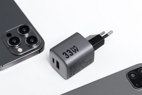 Cestovní nabíječka Forcell F-Energy se zásuvkami USB C a USB A - 3A 33W s funkcí PD a Quick Charge 4.0