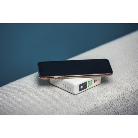 Multifunkčná 15W nabíjačka 4v1 so zásuvkou USB/USB-C, powerbankou s kapacitou 8000 mAh a bezdrôtovým pripojením