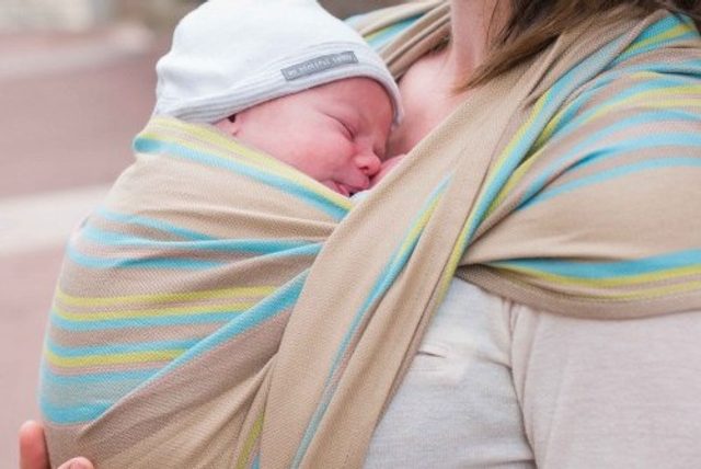 Nošení novorozence v šátku - v kolíbce nebo ve vertikálním úvazu?