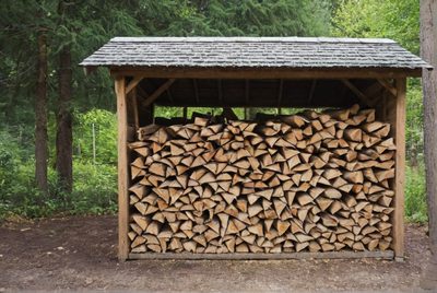 Topení dřevem: Proč je důležité používat výhradně suché dřevo