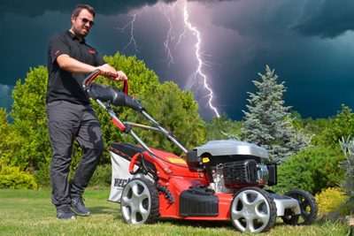 Jak sekat mokrou trávu: Když není zbytí, ale víte, do čeho jdete