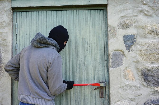 10 tipů jak neupozornit zloděje na vaši nepřítomnost: Výhody automatické zahradní techniky
