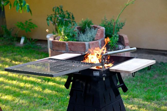Gril HECHT VESUV so zapáleným ohniskom