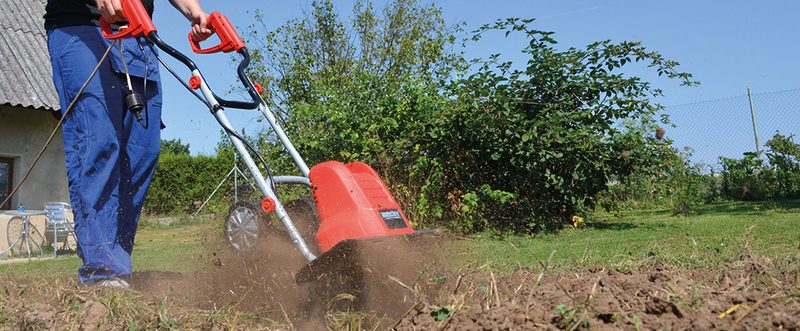 elektrický kultivátor kultivujúci pôdu na záhrade