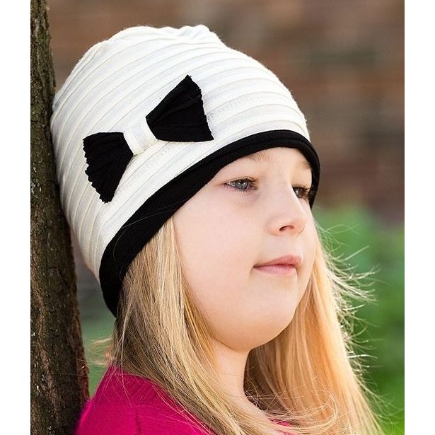 Jarní/podzimní dívčí úpletová čepice s lemem a mašličkou Hugo 30032401 smetana/černá