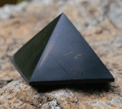 ŠUNGITOVÁ PYRAMIDA 4 X 4 CM - VÝROBKY Z NEROSTŮ, ŠPERKY