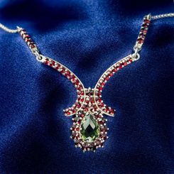 OPHELIA, český vltavín, granát, náhrdelník, stříbro 925